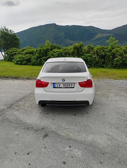 BMW 318I 2011 photo 4
