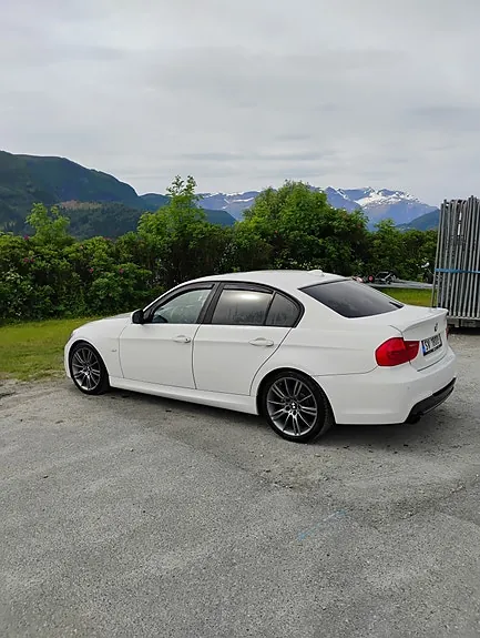 BMW 318I 2011 photo 2