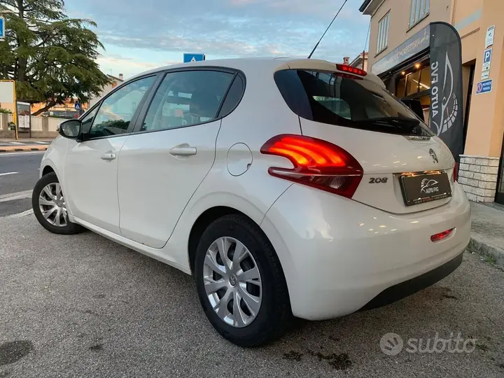 Peugeot 208 2015 photo 3