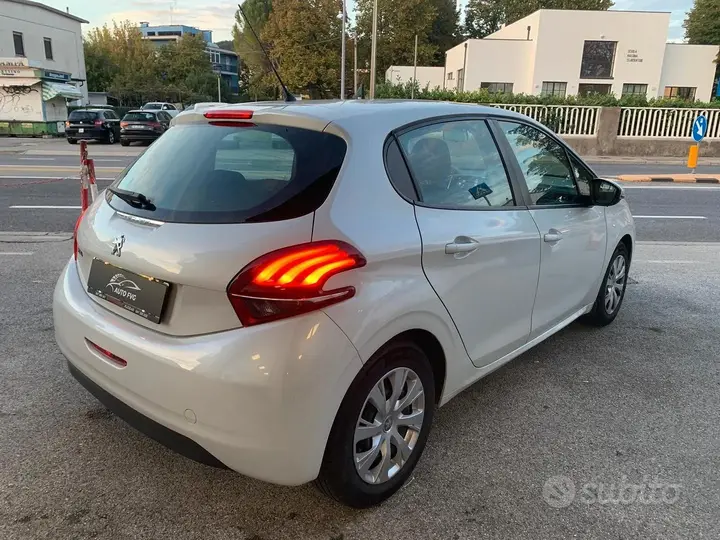 Peugeot 208 2015 photo 5