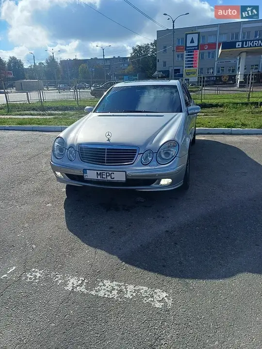 Mercedes-Benz E-Class 2004 photo 2