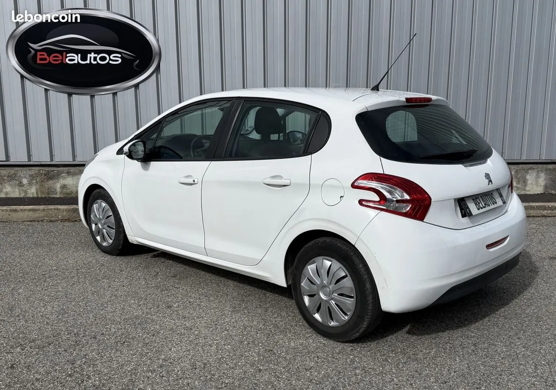Peugeot 208 2014 photo 3