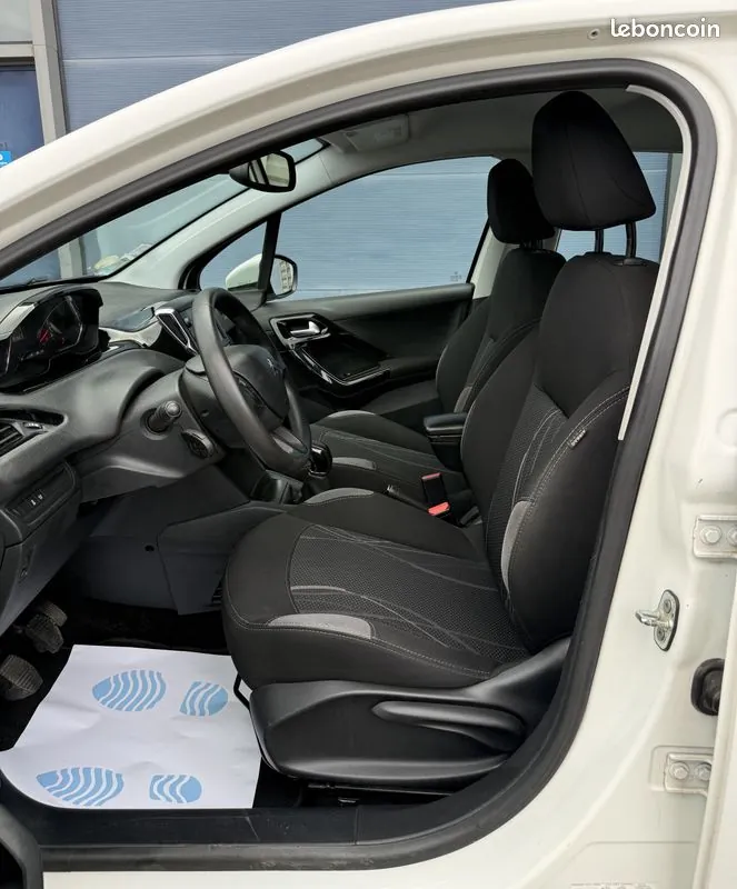 Peugeot 208 2014 photo 4