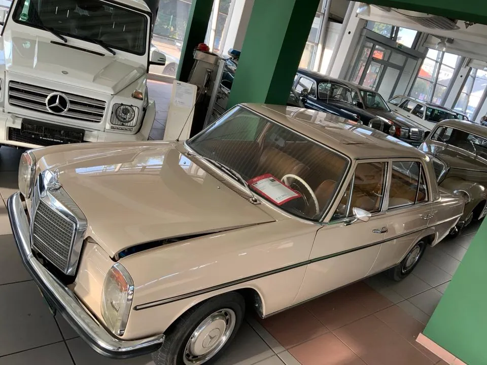 Mercedes-Benz 220