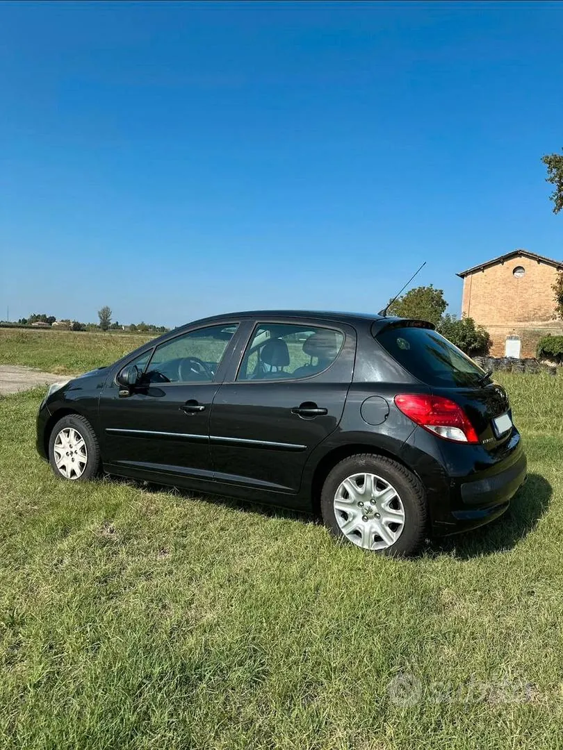 Peugeot 207 2012 photo 2
