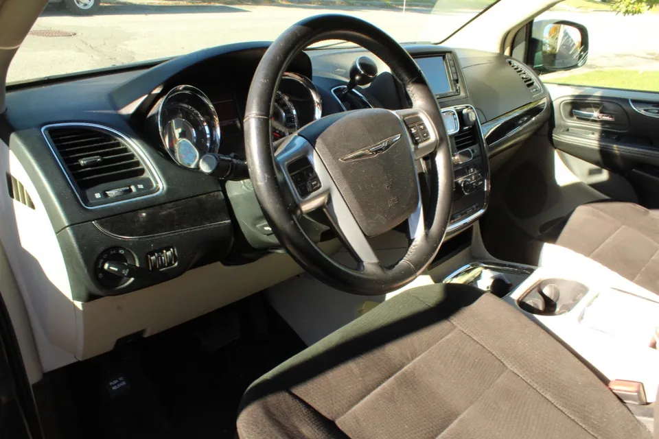 Chrysler Town & Country 2013 photo 2