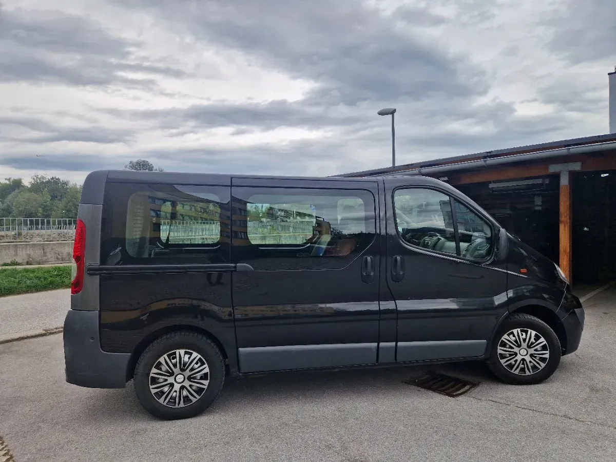 Opel Vivaro 2007 photo 2