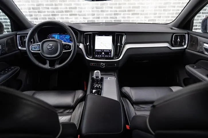 Volvo V60 2023 photo 2