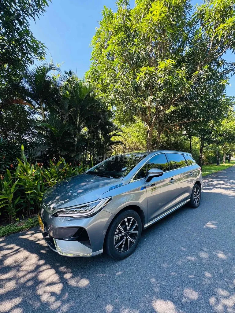 BYD M6