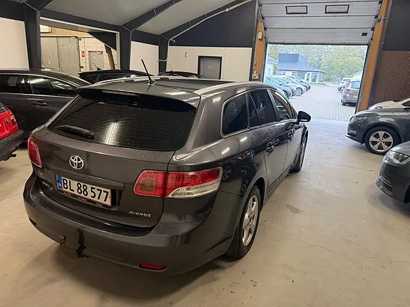 Toyota Avensis 2011 photo 4
