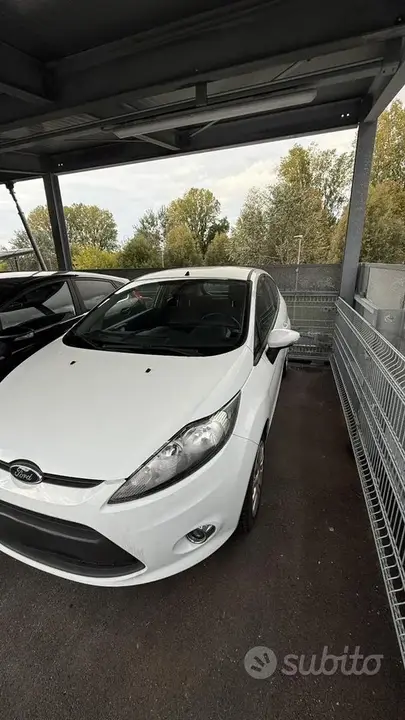 Ford Fiesta 2011 photo 2