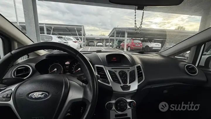 Ford Fiesta 2011 photo 3
