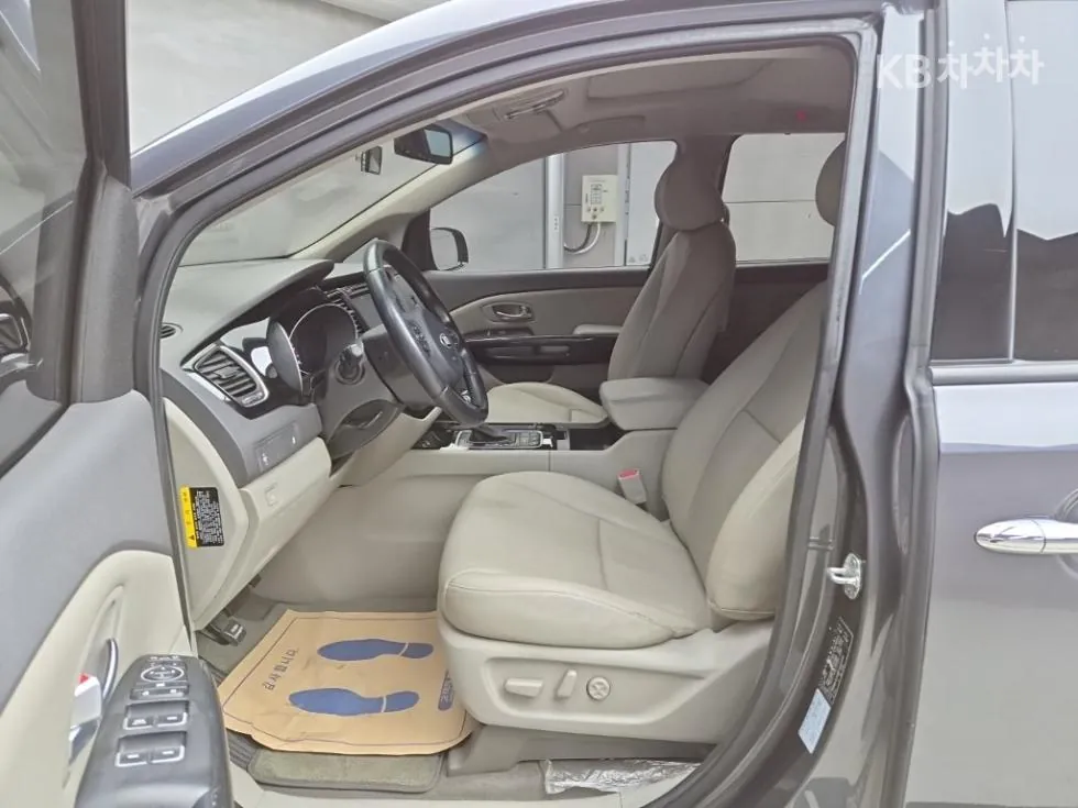 Kia Carnival 2015 photo 5