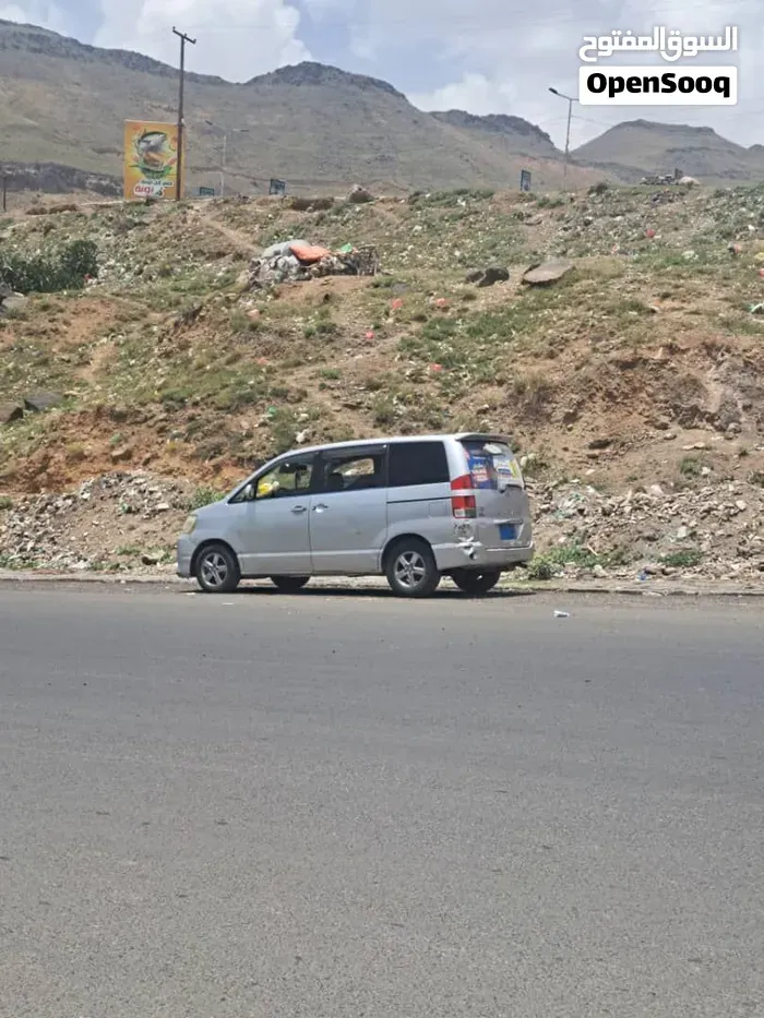 Toyota Voxy 2006 photo 2