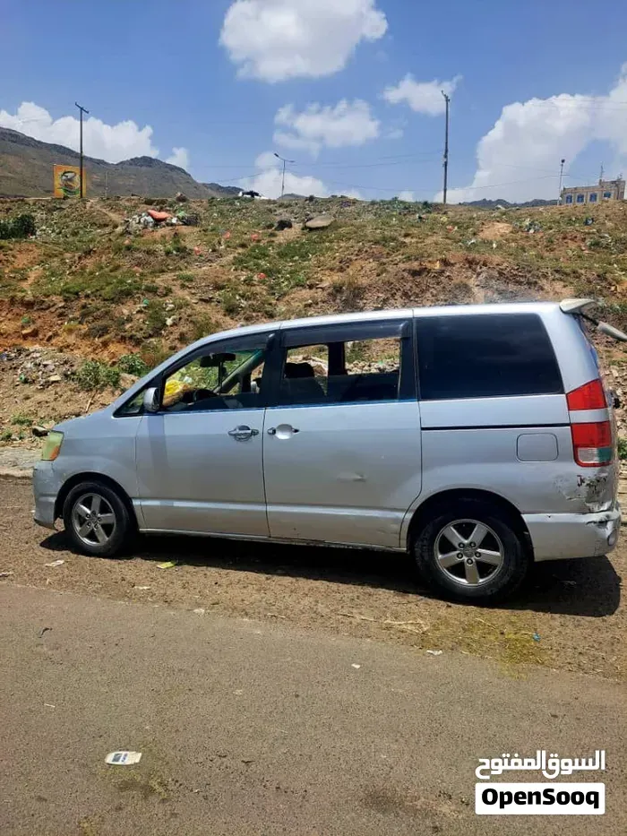 Toyota Voxy 2006 photo 3