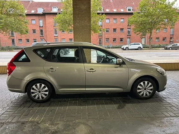 Kia Ceed 2011 photo 4