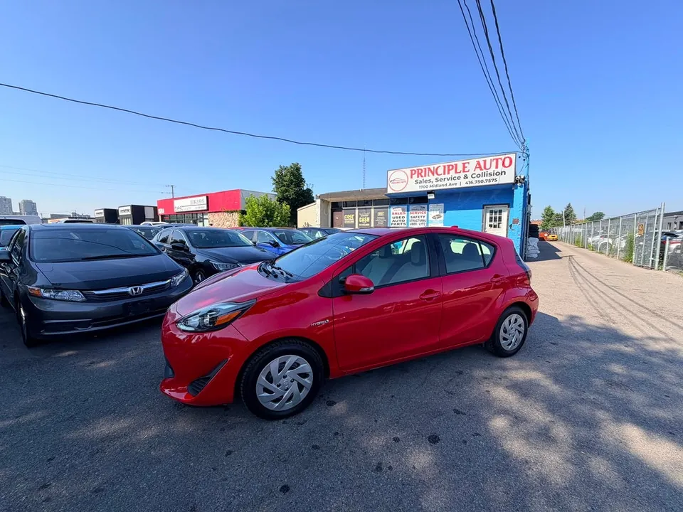 Toyota Prius C 2018 photo 2
