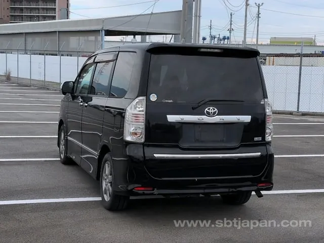 Toyota Voxy Zs 2010 photo 3