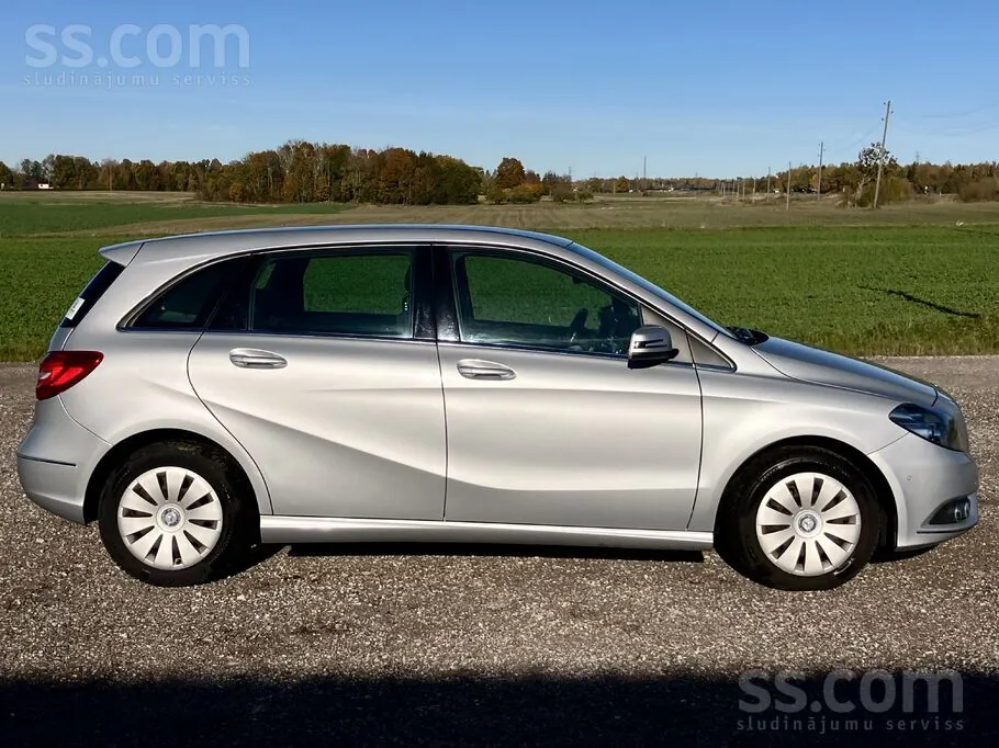 Mercedes-Benz B 180 2014 photo 2