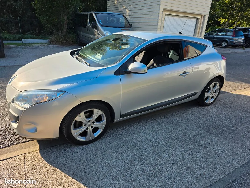 Renault Megane 2010 photo 2