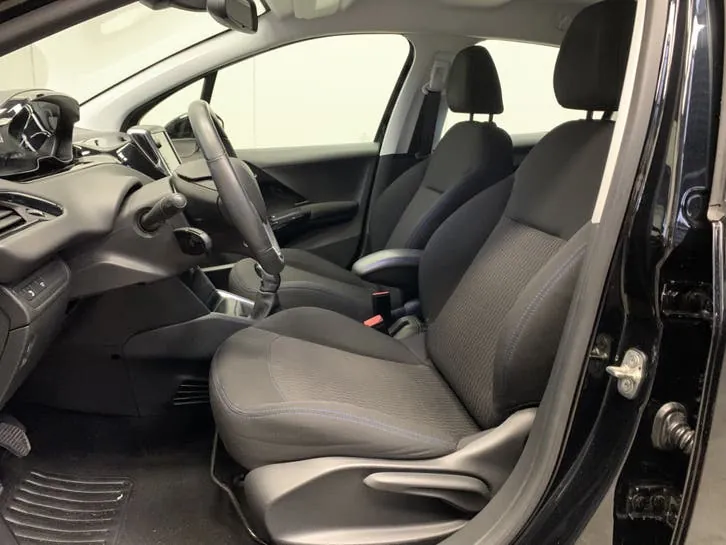 Peugeot 208 2019 photo 3