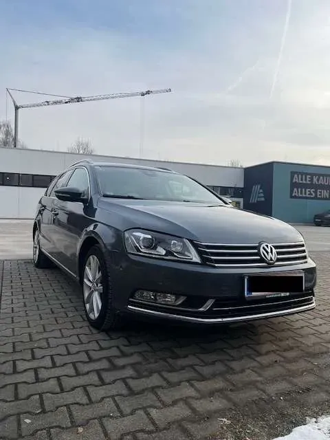 Volkswagen Passat 2011 photo 2