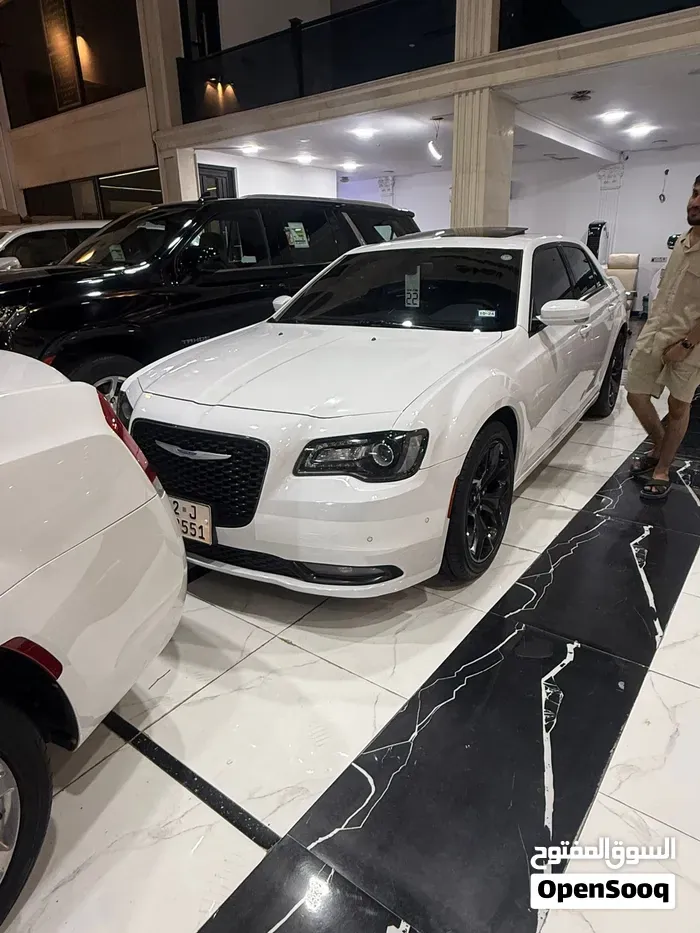 Chrysler 300 2022 photo 2