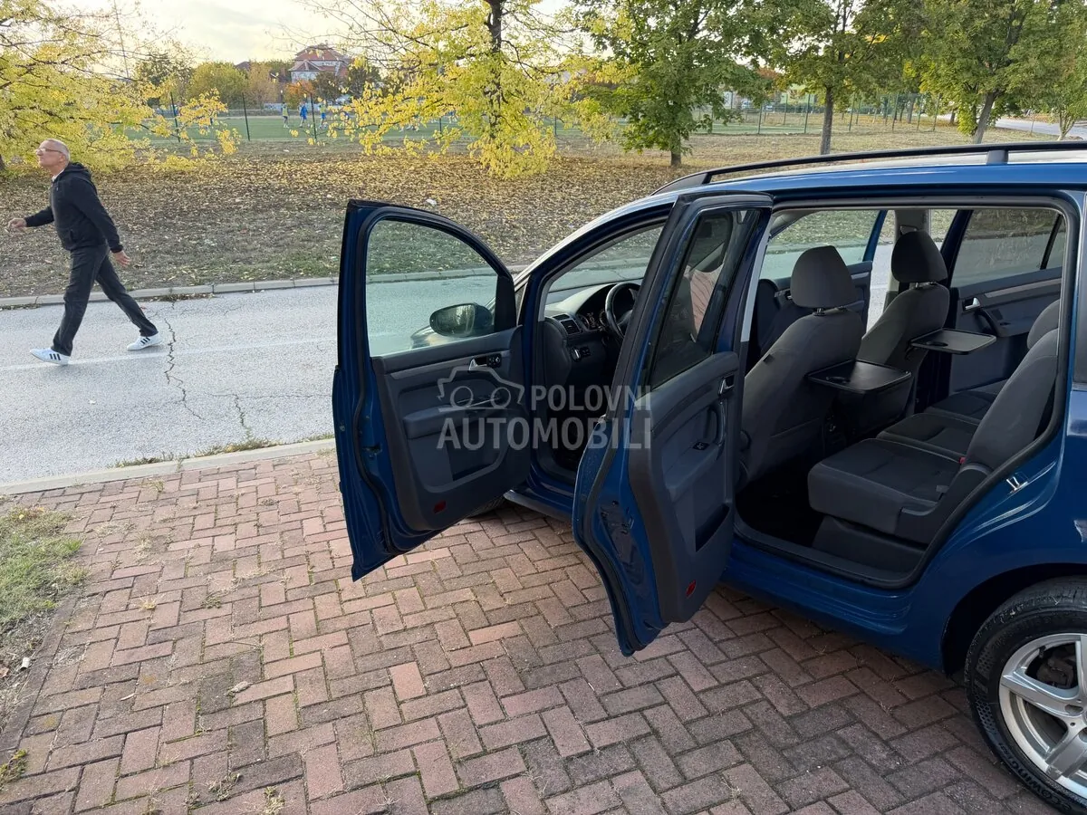 Volkswagen Touran 2012 photo 3