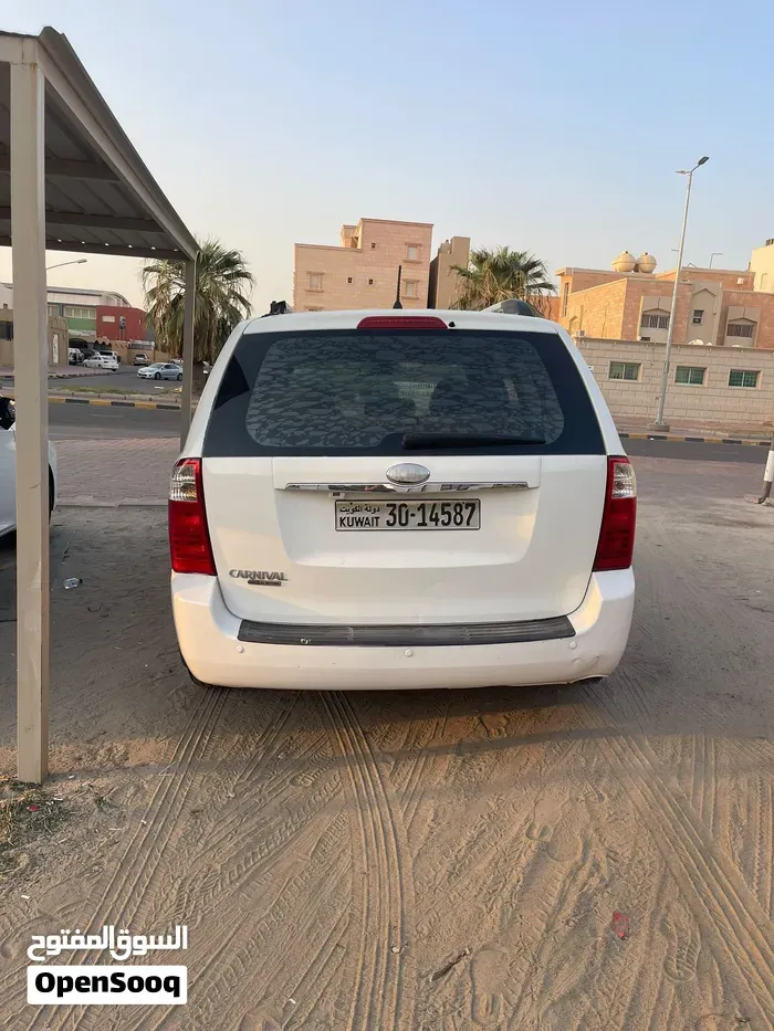 Kia Carnival 2013 photo 2