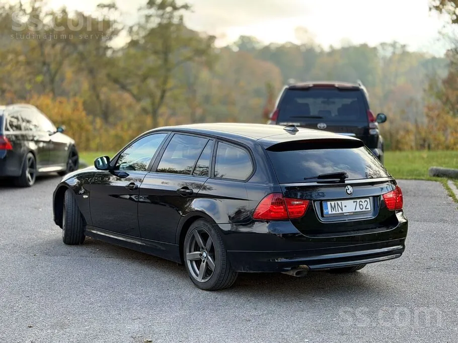 BMW 318 2011 photo 2
