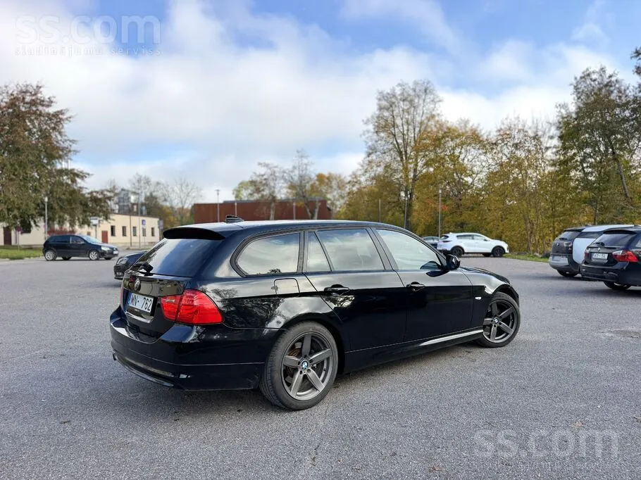 BMW 318 2011 photo 3