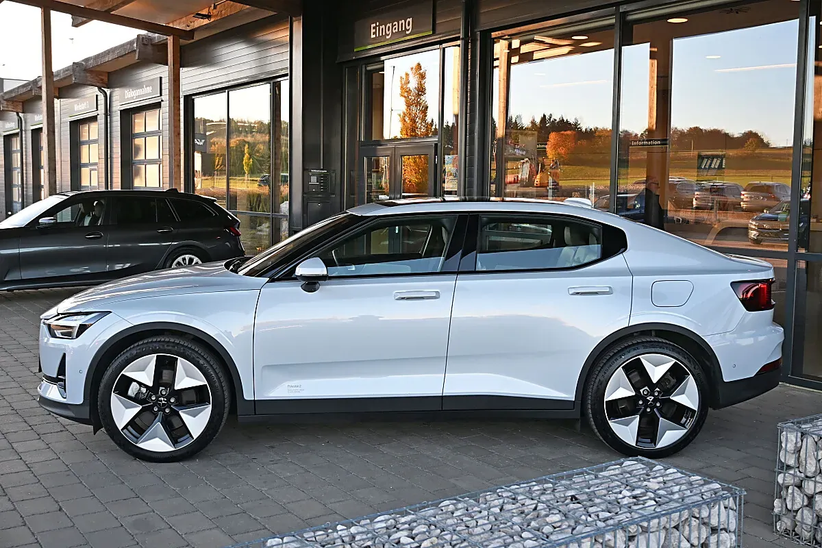 Polestar 2 2023 photo 2