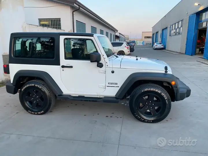 Jeep Wrangler 2011 photo 2