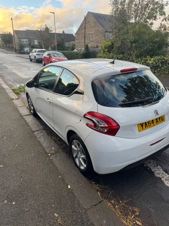 Peugeot 208 2015 photo 2