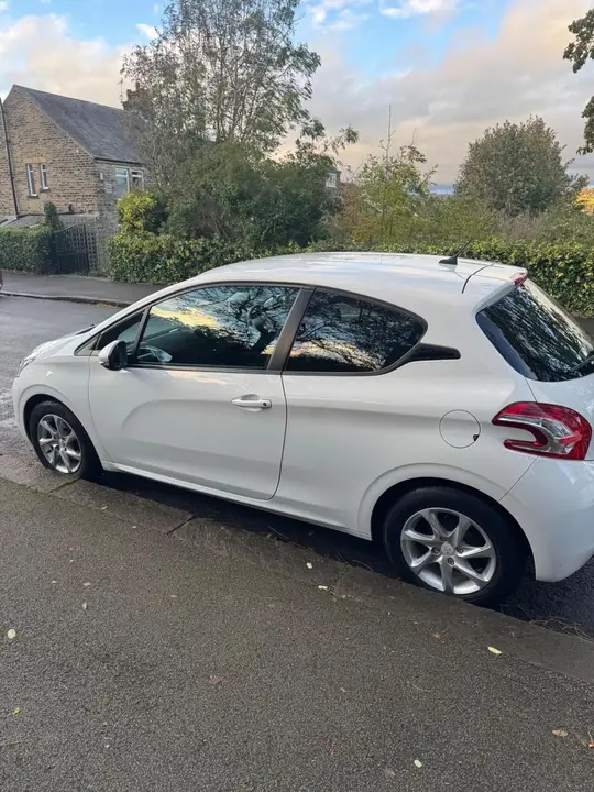 Peugeot 208 2015 photo 3