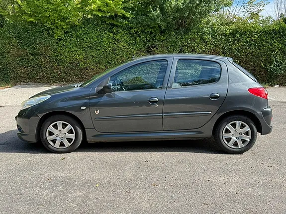 Peugeot 206 2012 photo 3
