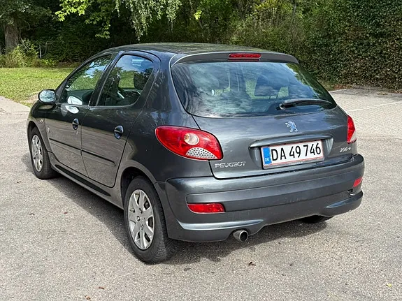 Peugeot 206 2012 photo 2