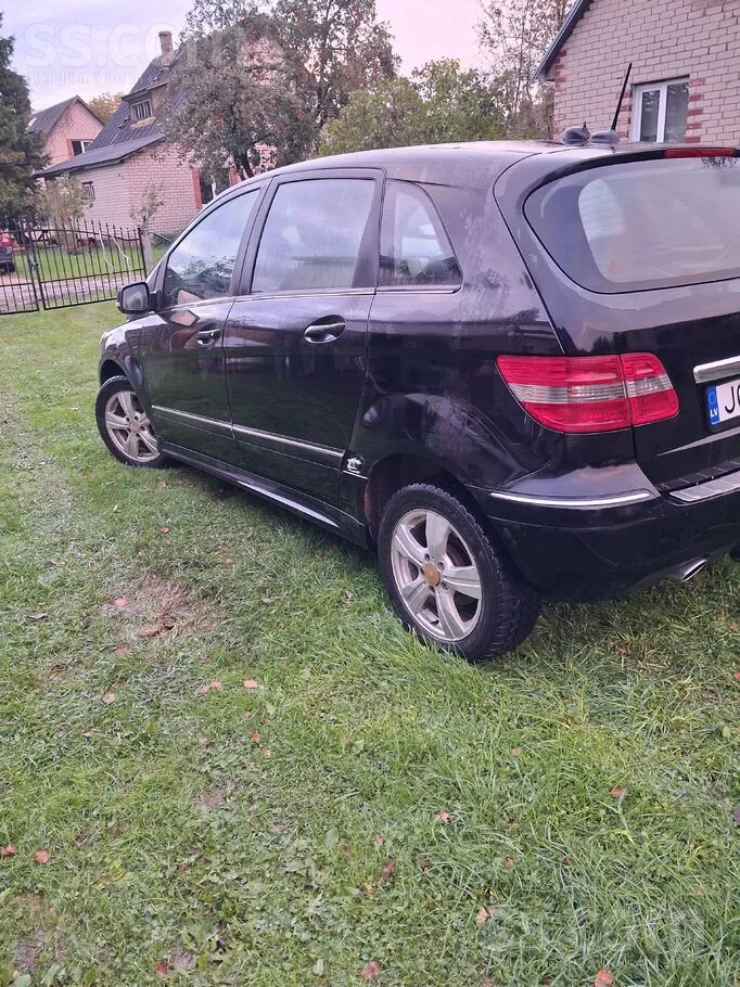 Mercedes-Benz B180