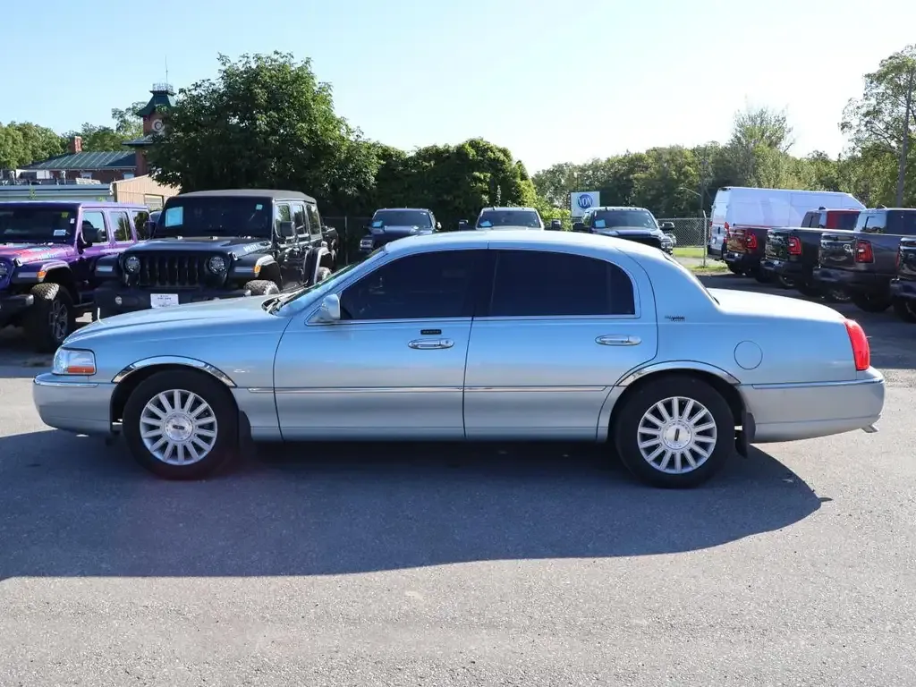 Lincoln Town Car 2007 photo 2