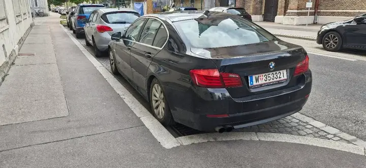 BMW 5 Series 2011 photo 2