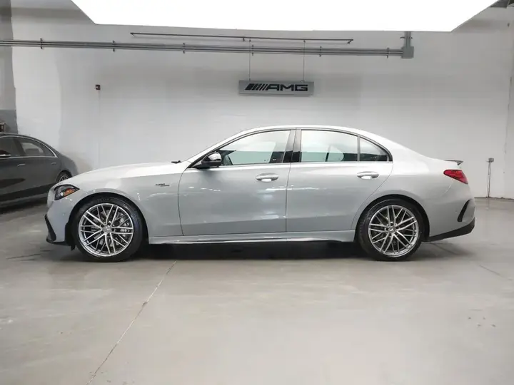 Mercedes-Benz C-Class 2025 photo 4