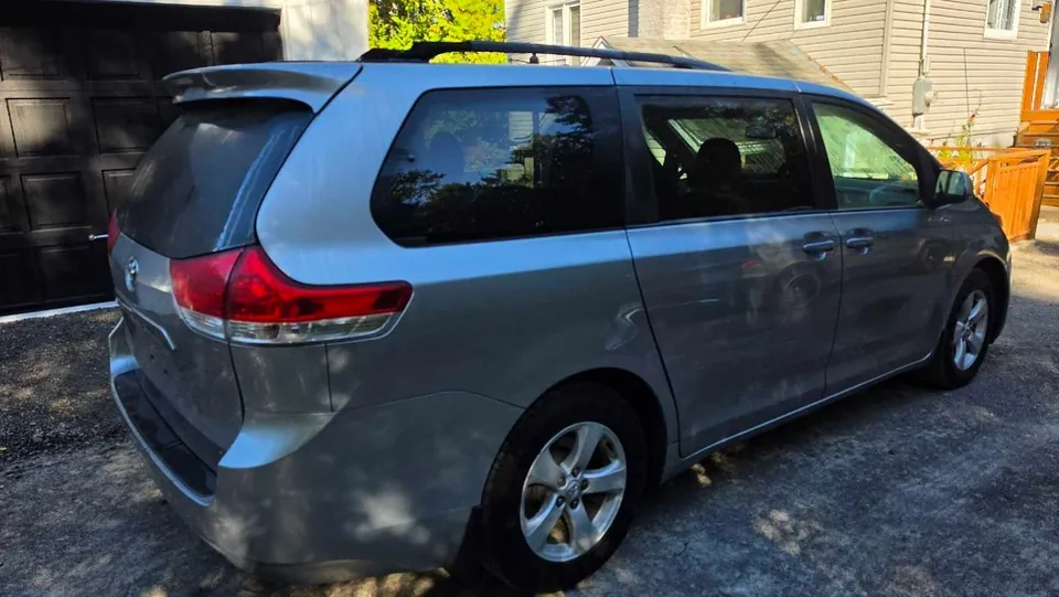 Toyota Sienna 2013 photo 2