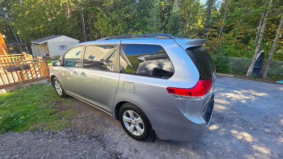 Toyota Sienna 2013 photo 3