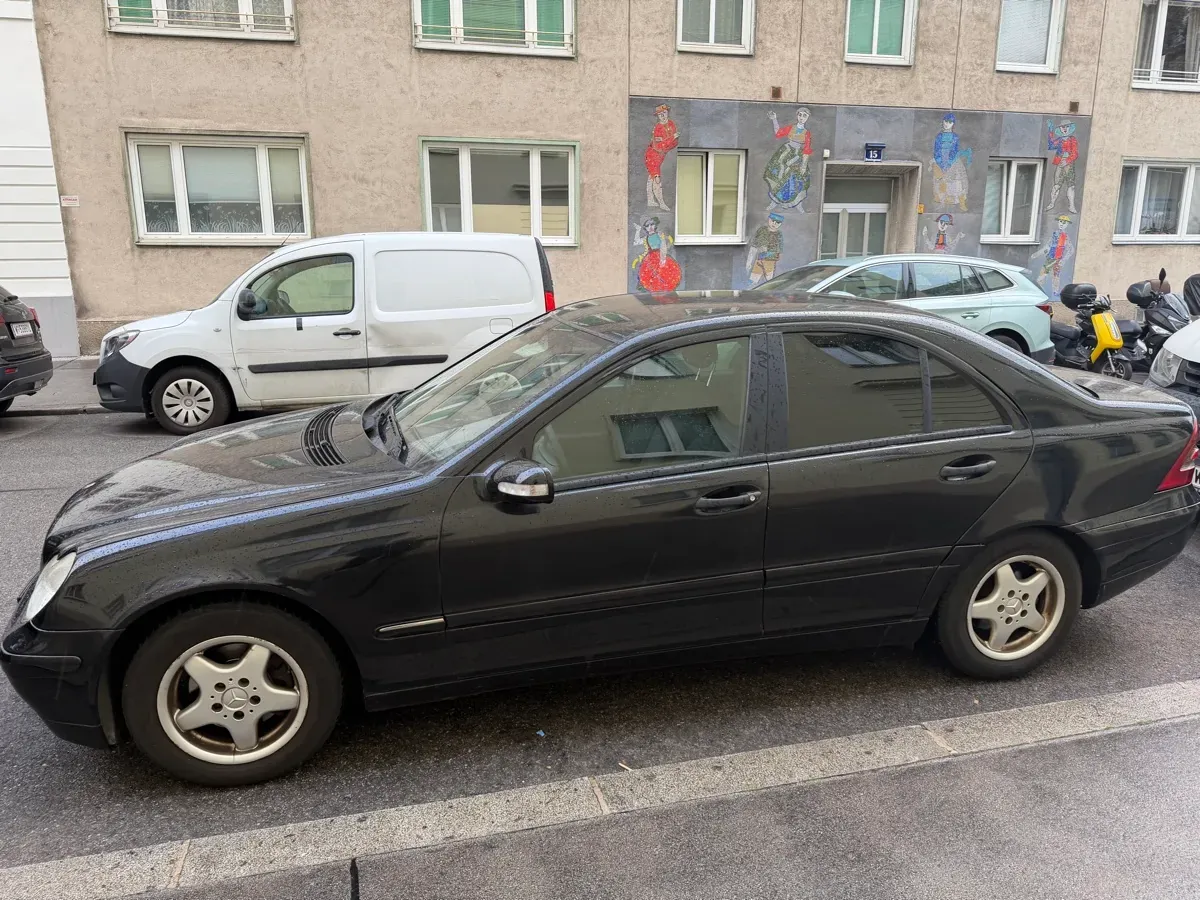Mercedes-Benz C-Class 2004 photo 2