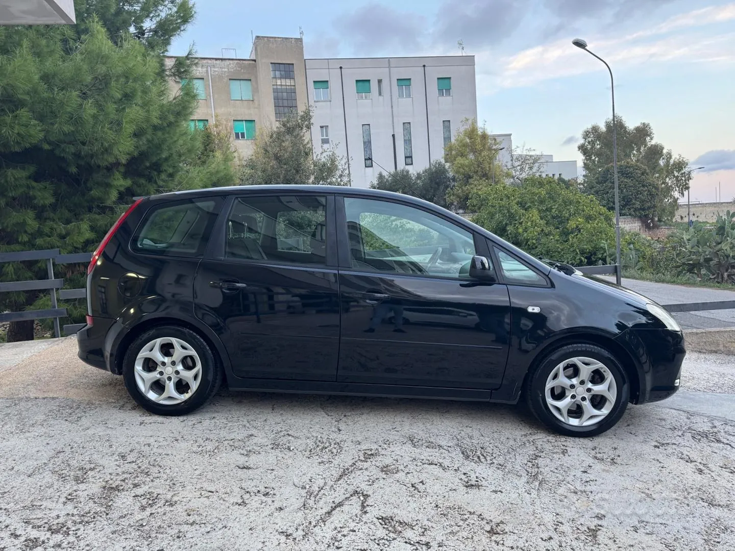 Ford C-Max 2010 photo 4