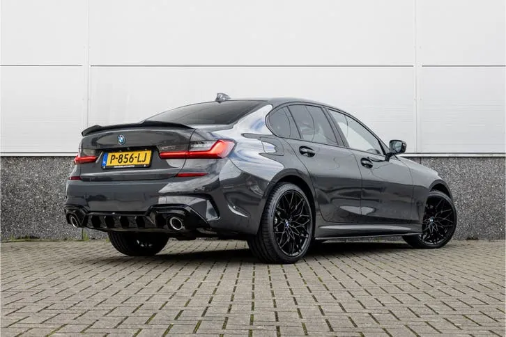 BMW 3 Series 2022 photo 2