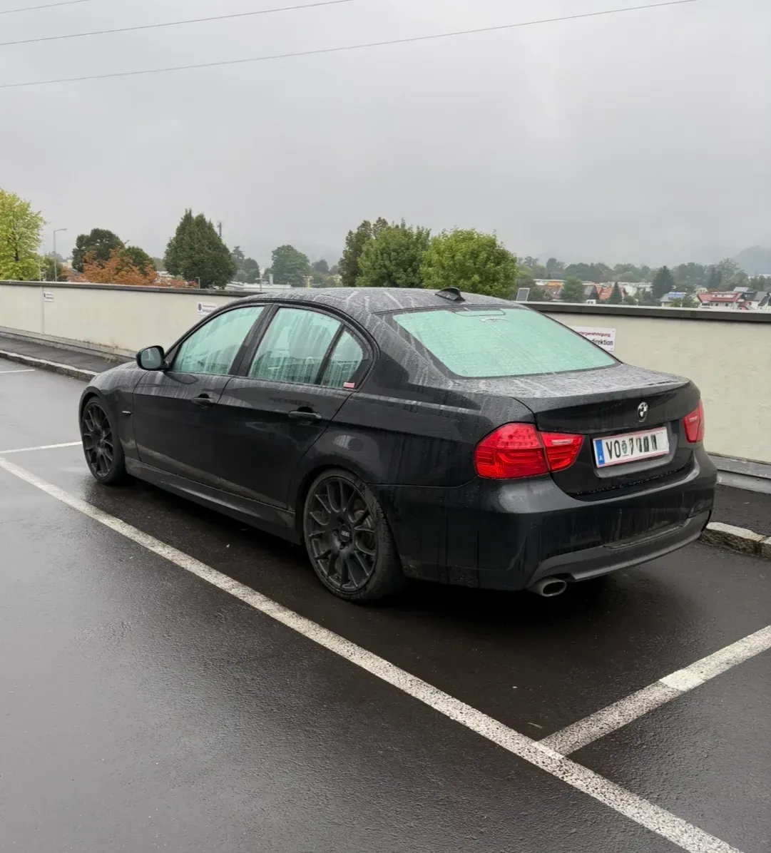 BMW 3 Series 2011 photo 2