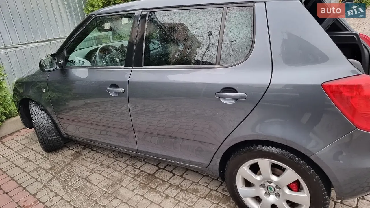 Skoda Fabia 2011 photo 3