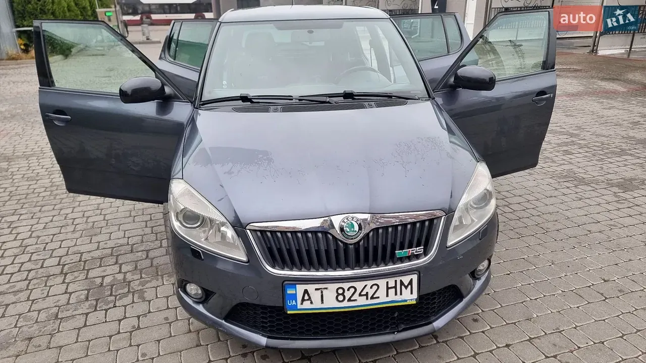 Skoda Fabia 2011 photo 2