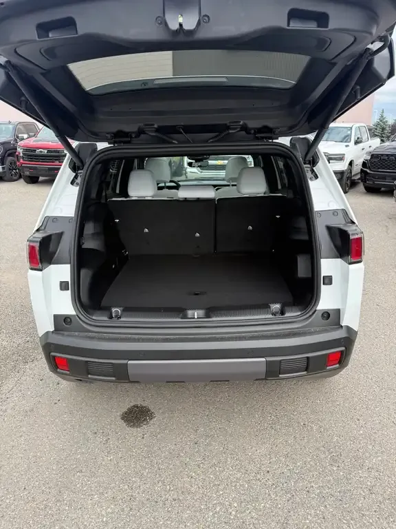 Jeep Cherokee 2026 photo 4